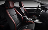 Renault Laguna Coup�. Modelo 2009. Imagen. Interior. Salpicadero. Volante. Palanca de cambios manual. Asientos de cuero negro y rojo.