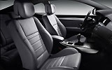 Renault Laguna Coup�. Modelo 2009. Imagen. Interior. Volante y salpicadero. Palanca de cambios manual. Asientos delanteros color gris.