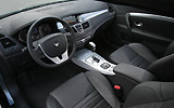 Renault Laguna Coup�. Modelo 2009. Imagen. Interior. Volante. Salpicadero. Consola central. Navegador. Palanca de cambios autom�tica. Asientos en negro.