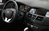 Renault Laguna Coup�. Modelo 2009. Imagen. Interior. Volante. Cuadro de instrumentos. Consola central. Navegador. Radio CD.