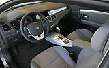 Renault Laguna Coup�. Modelo 2009. Imagen. Interior. Asientos color gris. Volante. Palanca de cambios autom�tica.