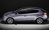 Renault Megane. Modelo 2009. Imagen. 5 puertas. Cenital lateral. Coche parado. Estudio.
