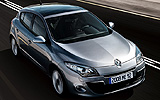 Renault Megane. Modelo 2009. Imagen. 5 puertas. Frontal cenital. Movimiento. Carretera.
