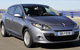 Renault Megane. Modelo 2009. Imagen. 5 puertas. Lateral frontal. Coche en movimiento. Carretera.