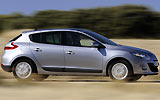 Renault Megane. Modelo 2009. Imagen. 5 puertas. Lateral. Coche en movimiento. Carretera.