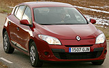 Renault Megane. Modelo 2009. Imagen. 5 puertas. Lateral frontal. Coche parado. Carretera. Rojo.