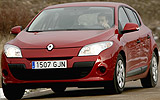 Renault Megane. Modelo 2009. Imagen. 5 puertas. Frontal lateral. Coche en movimiento. Carretera. Rojo.