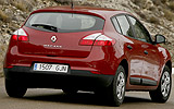 Renault Megane. Modelo 2009. Imagen. 5 puertas. Posterior lateral. Coche en movimiento. Carretera. Rojo.
