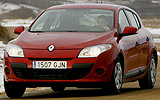 Renault Megane. Modelo 2009. Imagen. 5 puertas. Frontal lateral. Movimiento. Carretera. Rojo.
