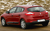 Renault Megane. Modelo 2009. Imagen. 5 puertas. Lateral posterior. Movimiento. Carretera. Rojo.