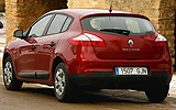 Renault Megane. Modelo 2009. Imagen. 5 puertas. Lateral posterior. Coche parado. Carretera. Rojo.
