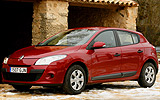 Renault Megane. Modelo 2009. Imagen. 5 puertas. Frontal lateral. Coche parado. Carretera. Rojo.