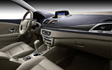 Renault Megane. Modelo 2009. Imagen. Interior. 5 puertas. Volante. Salpicadero. Palanca de cambios manual. Consola central. Asientos.