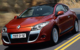 Renault M�gane Coup�. Modelo 2009. Imagen exterior. Tres puertas. Frontal lateral. Movimiento. Carretera. Naranja.