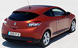 Renault M�gane Coup�. Modelo 2009. Imagen exterior. Tres puertas. Posterior lateral cenital. Coche parado. Carretera. Naranja.