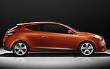 Renault M�gane Coup�. Modelo 2009. Imagen exterior. Tres puertas. Lateral. Coche parado. Estudio. Naranja.