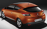 Renault M�gane Coup�. Modelo 2009. Imagen exterior. Tres puertas. Posterior lateral cenital. Coche parado. Estudio. Naranja.