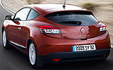Renault M�gane Coup�. Modelo 2009. Imagen exterior. Tres puertas. Posterior. Movimiento. Carretera. Naranja.