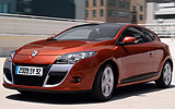 Renault M�gane Coup�. Modelo 2009. Imagen exterior. Tres puertas. Frontal lateral. Coche parado. Carretera. Naranja.