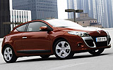 Renault M�gane Coup�. Modelo 2009. Imagen exterior. Tres puertas. Lateral frontal. Coche parado. Carretera. Naranja.