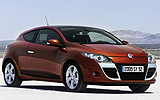 Renault M�gane Coup�. Modelo 2009. Imagen exterior. Tres puertas. Frontal lateral. Coche parado. Carretera. Naranja.
