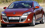 Renault M&eacute;gane Coup&eacute;. Modelo 2009. Imagen exterior. Tres puertas. Frontal lateral. Movimiento. Carretera. Naranja.