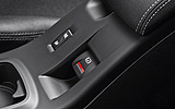 Renault M&eacute;gane Coup&eacute;. Modelo 2009. Imagen interior. Freno de estacionamiento el&eacute;ctrico.