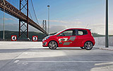Renault Twingo RS. Modelo 2009. Imagen. Lateral. Coche parado. Llantas aleaci�n 17 pulgadas. Carretera. Rojo.