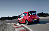 Renault Twingo RS. Modelo 2009. Imagen. Lateral- posterior. Coche en movimiento. Carretera. Rojo.