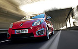 Renault Twingo RS. Modelo 2009. Imagen. Frontal- lateral. Coche en movimiento. Carretera. Rojo.