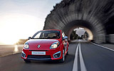 Renault Twingo RS. Modelo 2009. Imagen. Frontal. Coche en movimiento. Carretera. Rojo.