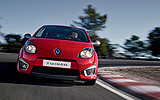 Renault Twingo RS. Modelo 2009. Imagen. Frontal. Coche en movimiento. Coche en curva. Carretera. Rojo.
