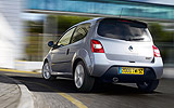 Renault Twingo RS. Modelo 2009. Imagen. Lateral- posterior. Coche en movimiento. Carretera. Dark metal grey.