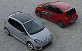 Renault Twingo RS. Modelo 2009. Imagen. Cenital. Coches parados. Carretera. Dark metal grey. Rojo.