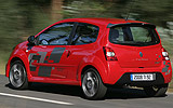 Renault Twingo RS. Modelo 2009. Imagen. Lateral- posterior. Coche en movimiento. Carretera. Rojo.
