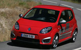 Renault Twingo RS. Modelo 2009. Imagen. Frontal- lateral. Coche en movimiento. Carretera. Rojo.