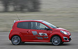 Renault Twingo RS. Modelo 2009. Imagen. Posterior. Coche en movimiento. Carretera. Rojo.