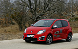 Renault Twingo RS. Modelo 2009. Imagen. Frontal lateral. Coche en movimiento. Carretera. Rojo.