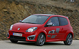 Renault Twingo RS. Modelo 2009. Imagen. Frontal lateral. Movimiento. Carretera. Rojo.