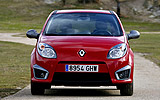 Renault Twingo RS. Modelo 2009. Imagen. Frontal. Coche parado. Carretera. Rojo.