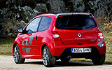 Renault Twingo RS. Modelo 2009. Imagen. Lateral posterior. Movimiento. Carretera. Rojo.