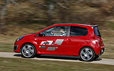 Renault Twingo RS. Modelo 2009. Imagen. Lateral. Movimiento. Carretera. Rojo.