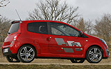 Renault Twingo RS. Modelo 2009. Imagen. Lateral. Coche parado. Carretera. Rojo.