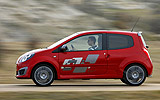 Renault Twingo RS. Modelo 2009. Imagen. Lateral. Movimiento. Carretera. Rojo.