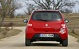 Renault Twingo RS. Modelo 2009. Imagen. Posterior. Coche parado. Carretera. Rojo.