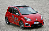 Renault Twingo RS. Modelo 2009. Imagen. Lateral frontal cenital. Coche parado. Carretera. Rojo.