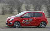 Renault Twingo RS. Modelo 2009. Imagen. Lateral. Coche en movimiento. Carretera. Rojo.