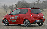 Renault Twingo RS. Modelo 2009. Imagen. Lateral posterior. Coche parado. Carretera. Rojo.