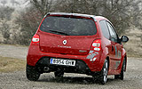 Renault Twingo RS. Modelo 2009. Imagen. Posterior. Coche en movimiento. Carretera. Rojo.