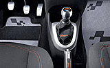 Renault Twingo RS. Modelo 2009. Imagen. Interior. Pedales aluminio. Palanca de cambios con acabado en cromado y satinado.